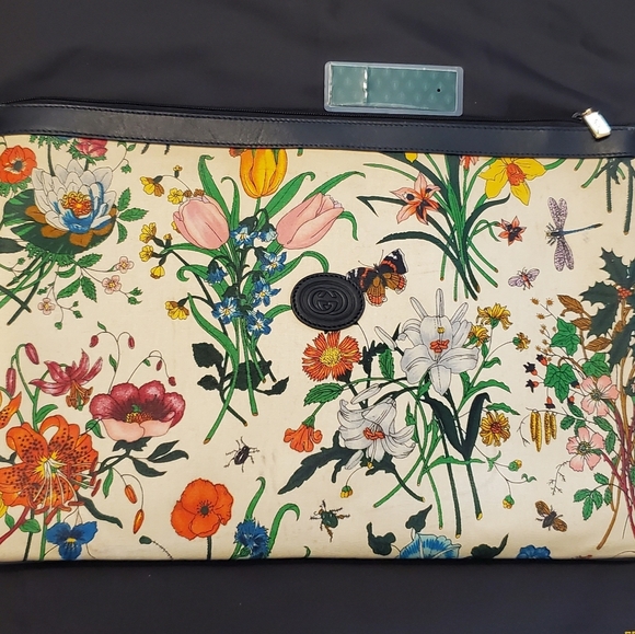 SALE ππHOST PICKππ GUCCI ACCORNERO CLUTCH, PERFECT FOR SPRING, SUMMER - Picture 1 of 15